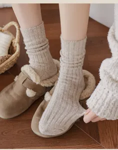 Verdickte warme Damen Winter-Mittelsocken, japanisches einfarbiges Rippdesign Detailansicht.