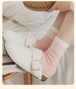 Gemütliche Damen Plüsch gestreifte Socken kombiniert mit warmen winterlichen Clogs Pantoffeln.