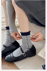 Japanische Vintage Blumensocken mit marineblauer Rüschenkante und süßem Stapeldesign Damen.