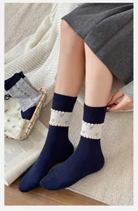 Japanische vintage dunkelblaue Socken für Damen mit süßem Blumenmuster und Rüschenbündchen.
