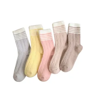 Gemütliche Winter Fleece Socken Damen, dicker Plüsch Streifen Design, süße warme Mittelsocken.