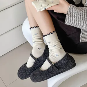 Japanischer Stil Vintage florale Wadenstrümpfe mit süßem Salatrand für Herbst und Winter.
