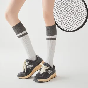 Damen sportliche Knie-hohe Socken mit Rippdesign für Yoga Fitness und tägliches Training.