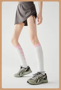 Nahaufnahme von Damen Sport Kompression Wadenstrümpfen mit rosa Streifen für Yoga und Fitness.
