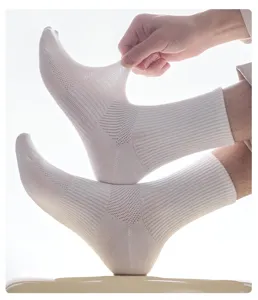 Vue détaillée de chaussettes mi-hautes unies et respirantes pour hommes avec élasticité et maille.