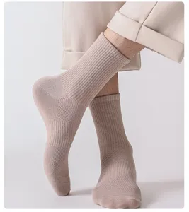 Gros plan de chaussettes mi-hautes pour hommes en coton côtelé au design respirant.