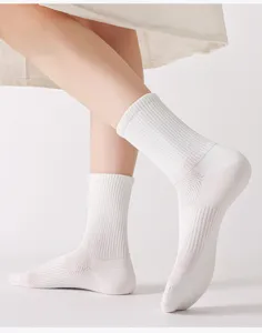 Detailaufnahme von weißen Damen Rippen Baumwoll Socken, weich, atmungsaktiv und sehr bequem.
