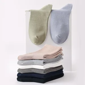 Chaussettes mi mollet en coton uni pour hommes décontractées respirantes lot plié et suspendu.