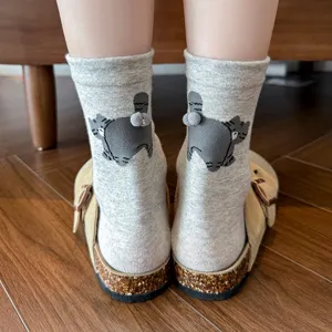 Süße Cartoon Katzen Design Baumwoll Socken für Damen mit lustigen 3D Plüschkugeln.