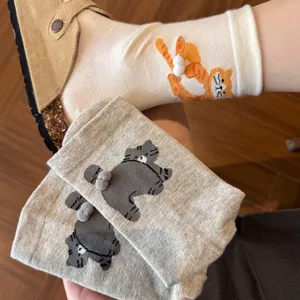 Süße Cartoon-Katzen Socken mit lustigen 3D-Pompons, bequeme Baumwolle Neuheit Socken Freizeit.