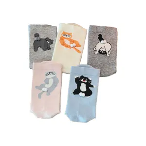 Niedliche Cartoon Katze Socken mit lustigen 3D Pom Poms Design, weiche bequeme Freizeitstrümpfe.