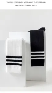 Detailansicht atmungsaktiver Kinder Socken aus Baumwolle mit klassischen Streifen.
