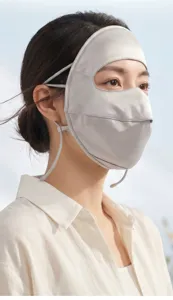 Detailaufnahme der atmungsaktiven und hellgrauen Ganzgesicht-Sonnenschutzmaske für Damen.