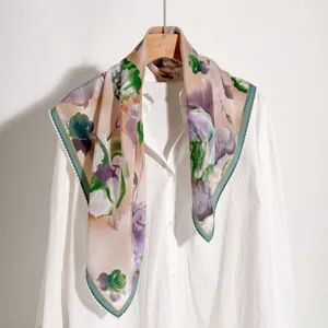 Foulard élégant en soie crêpe de chine rétro avec bordure en dentelle pour femme printemps.