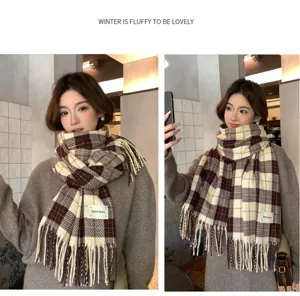 Écharpe d'hiver à carreaux marron et blanc confortable avec des franges pour tenues élégantes.