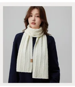 Schicker weißer Strickschal mit Zopfmuster, warmer Wollmix Winterschal für Damen und Accessoire.
