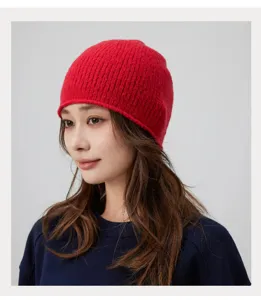 Vue détaillée du bonnet en tricot mélange de laine rouge, texture douce et ajustement confortable.