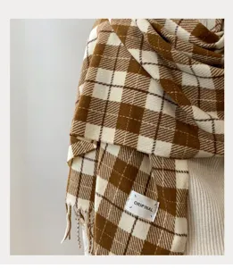 Détail de gros plan d'écharpe à carreaux marron blanc, tissu d'hiver doux et chaud.