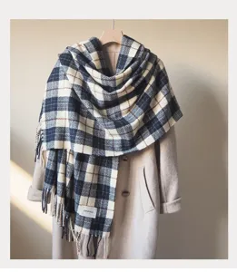 Écharpe à carreaux douillette pour femme, design classique à franges, châle chaud d'hiver.