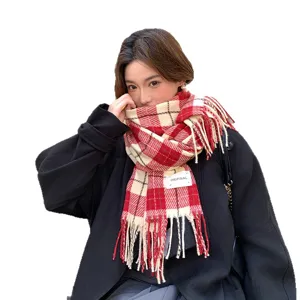 Écharpe à carreaux de Noël rouge pour femme, châle chaud d'hiver avec franges, cadeau douillet.