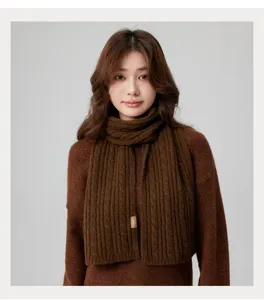 Gemütlicher brauner Rippstrickschal für Damen, stilvoller warmer Wollmisch-Kragen.