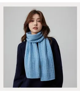 Gemütlicher hellblauer Strickschal Detail mit klassischem Zopfmuster für den Winter.
