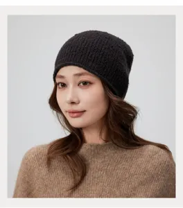 Gros plan détaillé sur un bonnet en tricot de laine douce porté par un beau mannequin.
