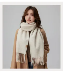 Schicker warmer Winter-Fransenschal in Cremeweiß, kuscheliger Halsschmuck für Damen.