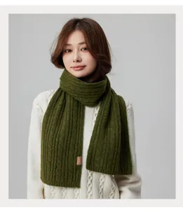 Nahaufnahme Detail eines dunkelgrünen gerippten Wollmischung Winterschals am Modell.