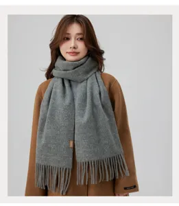 Gemütlicher grauer Fransen-Winterschal für Damen, weicher warmer Nackenschutz Alltagslook.