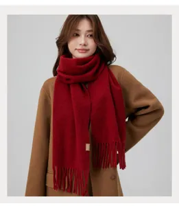 Warmer roter Fransienschal für den Winter mit weichem Halsschutz und eleganten Fransen-Details.
