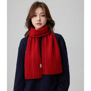Stilvoller roter Grobstrick Winterschal fuer Damen, gemuetlicher warmer Wollmix Schal Hauptbild.