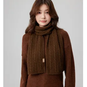 Modischer brauner Strick-Wollmischschal für Damen, warmer Winter-Halswärmer, minimalistisch.