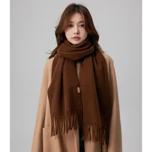 Warmer brauner Fransen-Schal für Damen, weicher Strick-Schal für kalte Tage und modischen Style.
