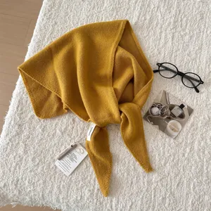 Comoda sciarpa triangolare in pura lana tinta unita, caldo scialle per l'inverno.