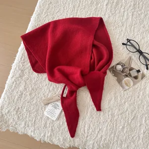 Comoda sciarpa triangolare di lana rossa, calda scialle invernale, design elegante tinta unita.