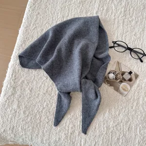 Sciarpa triangolare in maglia grigio scuro, scialle termico invernale elegante e morbido.