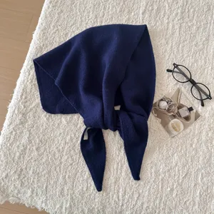 Comoda sciarpa triangolare in lana blu scuro inverno calda tinta unita elegante scialle.