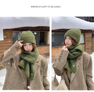 Conjunto de gorro y bufanda de punto de invierno en verde, mezcla de lana, estilo elegante.