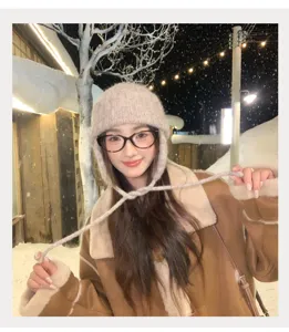 Primer plano detallado del acogedor gorro de punto de invierno en la nieve pintoresca.