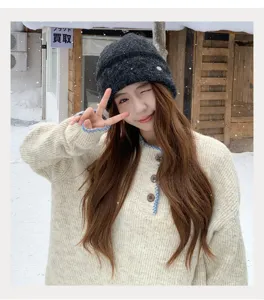 Detalle en primer plano del gorro de punto cálido en la nieve, estilo cómodo y elegante.