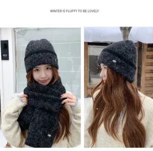 Conjunto de gorro y bufanda de punto de invierno, mezcla de lana gris oscuro, detalle cálido.