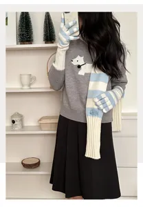 Détail douillet d'écharpe en tricot et pull d'hiver, design rayé mignon pour un style chaud.
