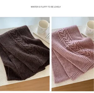 Gemütlicher Winter Strick Schal Detail, weicher Woll-Mix warmer Halswärmer in Braun und Rosa.