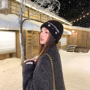 Korean style winter warm knit hat for women, fashionable windproof thick casual hat.