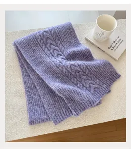 Gemütlicher violetter Zopfmuster Schal für Damen, weicher Winter warmer Wollmix dicker Strickkragen.