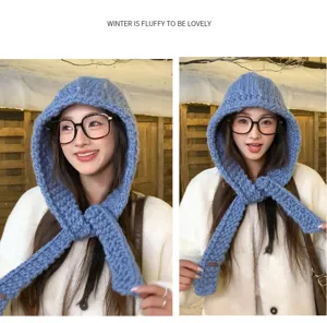 Vista dettagliata passamontagna sciarpa maglia grossa donna, inverno caldo blu cappuccio.