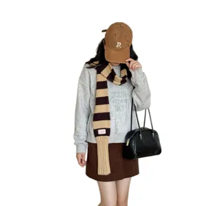 Écharpe en tricot rayé rétro pour femmes, chauffe-cou d'hiver douillet, accessoire de mode.