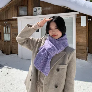 Lila geflochtener Winter-Strickschal für Damen, warmer Wollmisch-Halswärmer in Haupteinstellung.