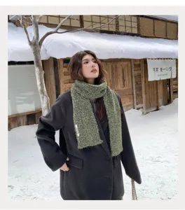 Detailansicht der grünen strukturierten Damen Winter Strickschal, kuschelig warm.